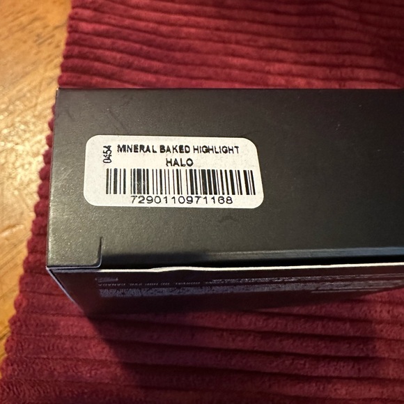 IL MAKIAGE MINERAL BAKED HIGHLIGHTER in HALO, 
INSTANT GLOW BAKED HIGHLIGHTER - Picture 4 of 4